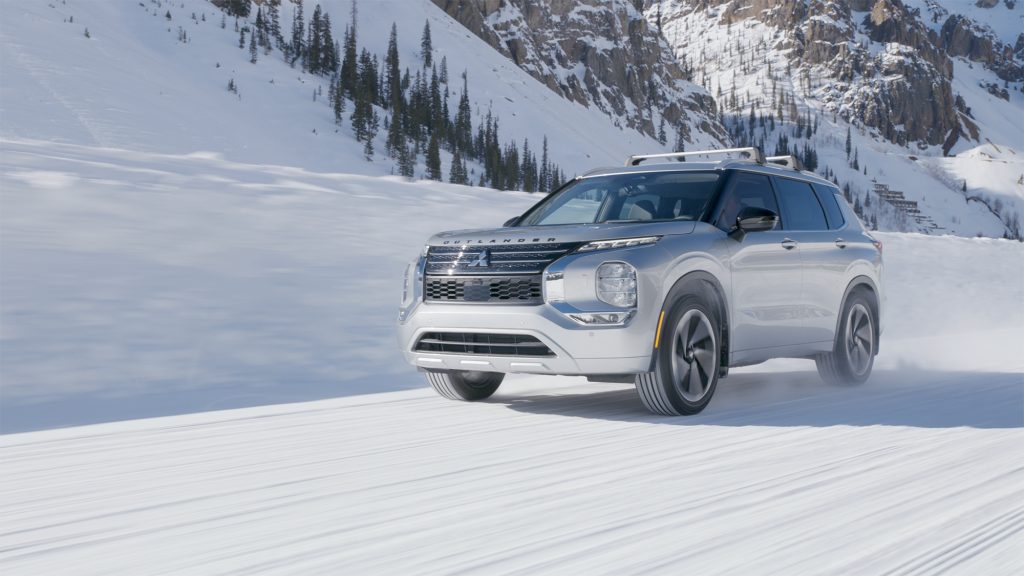 2024 Outlander SEL Special Edition driving through snow