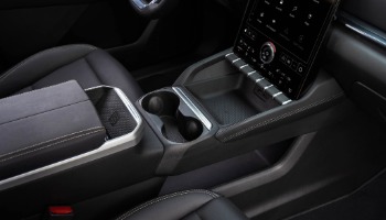 USB-C charging ports and wireless connectivity features in modern crossovers