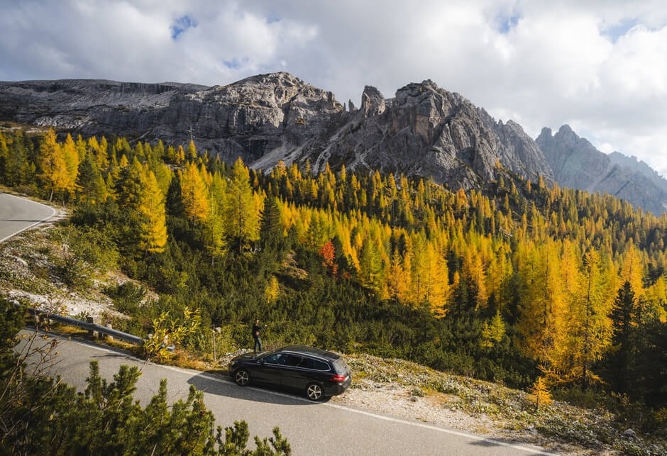 Peugeot 308 SW parked on the side of the road in the mountains