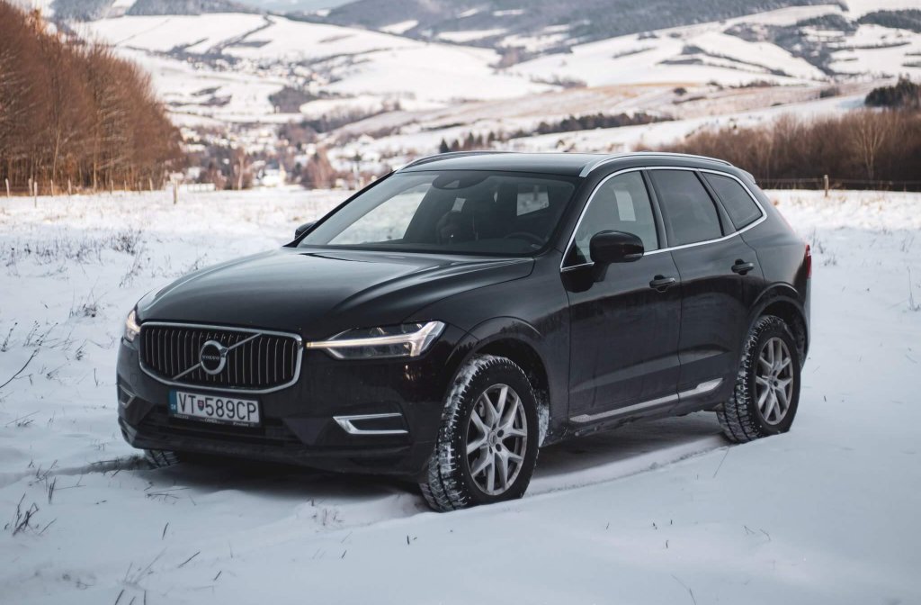 Volvo XC90 suvs with legroom driving in snow