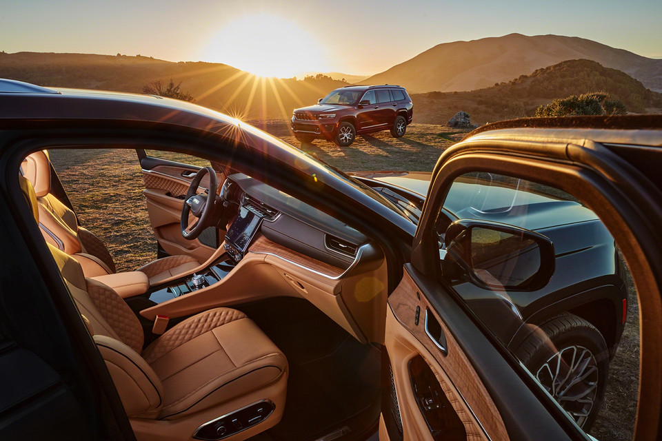 Interior Grand Cherokee L