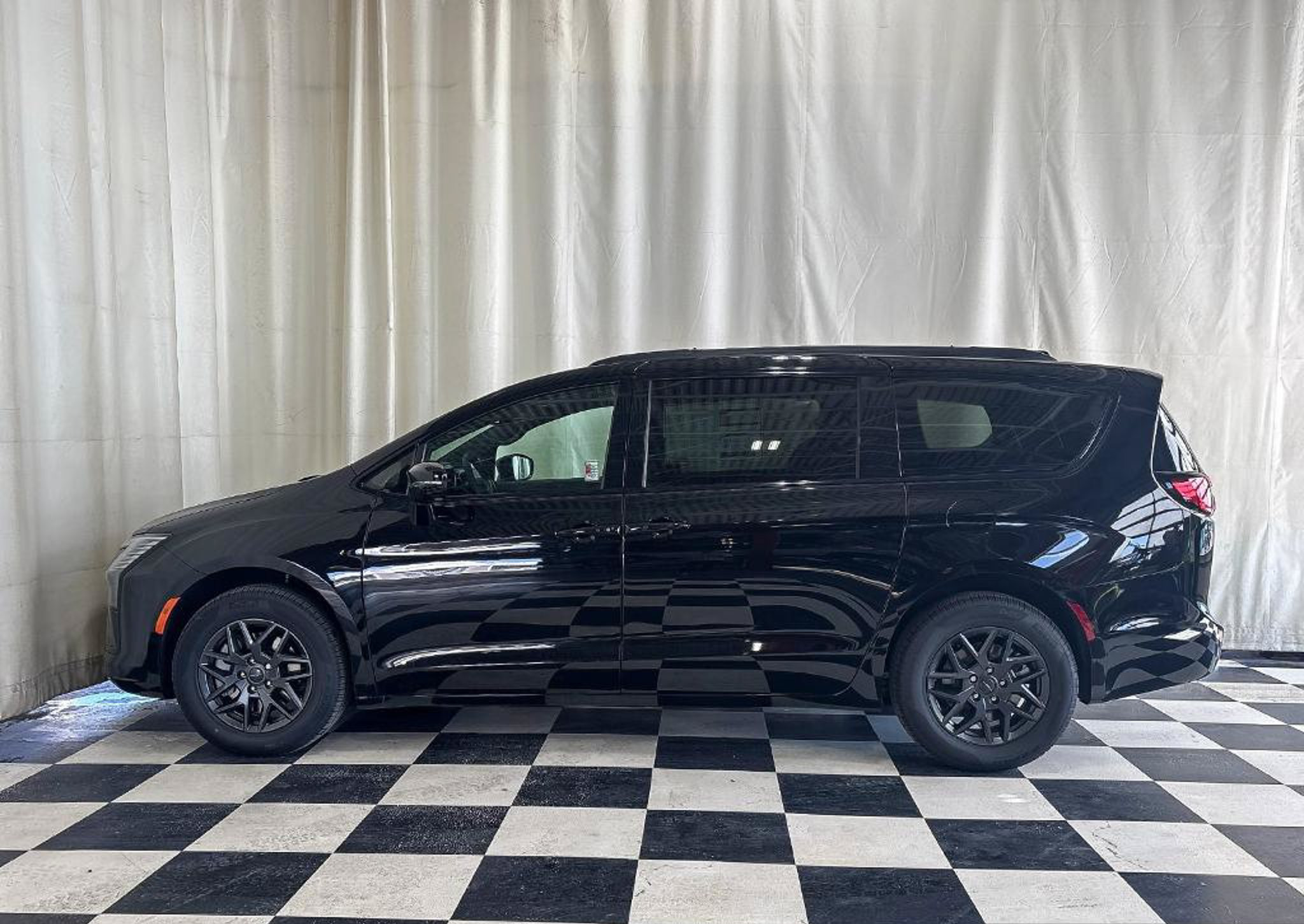 2027 Chrysler Pacifica Select AWD in Diamond Black Crystal Pearl, side view, at Dunn Ram Trucks in Portage la Prairie