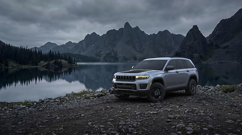 2027 Jeep Grand Cherokee Laredo Upland by a mountain lake, Stellantis Canada press kit photo