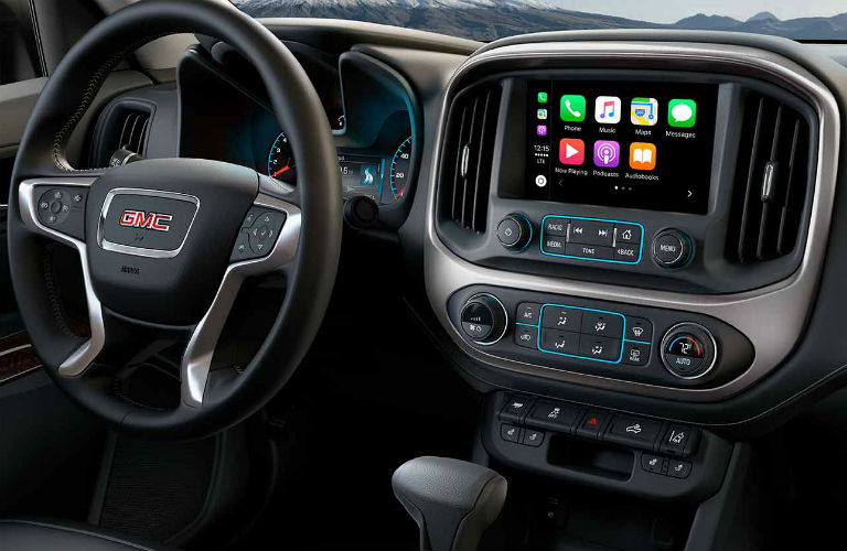 2018 GMC Canyon steering wheel and touchscreen