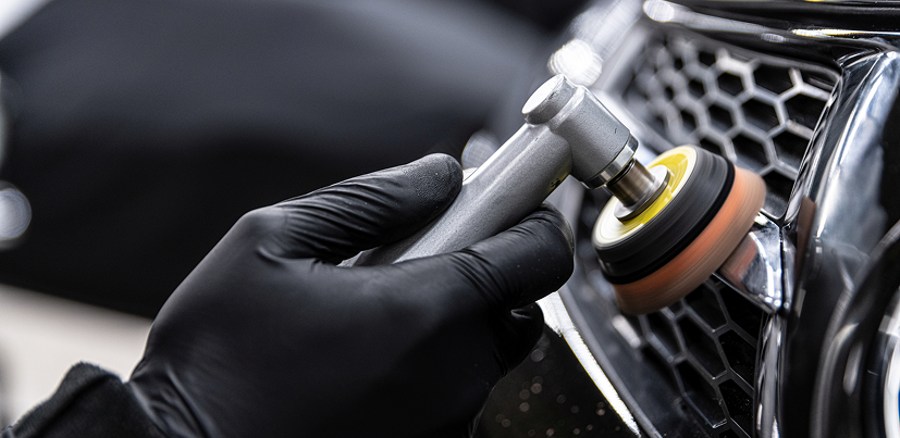 Detailer detailing vehicle logo