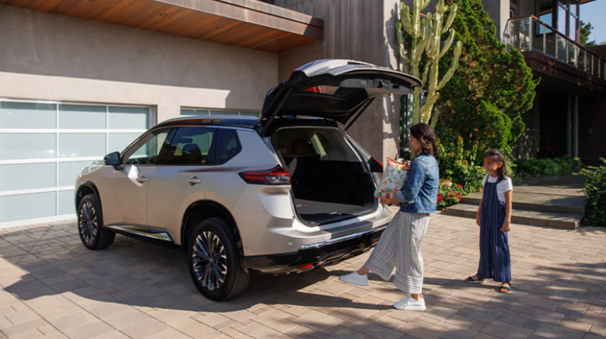 Woman putting a bag in the trunk of her nissan suv