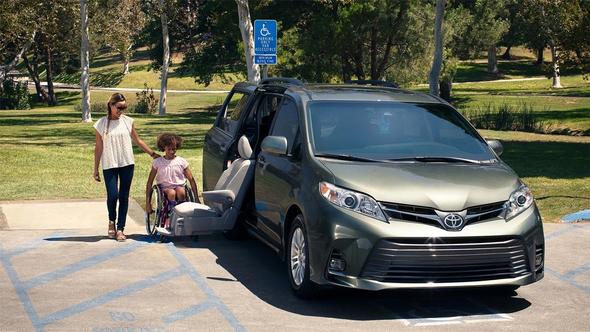 2019 Toyota Sienna with Auto Access Seat from Premier Toyota of Amherst in Amherst, OH