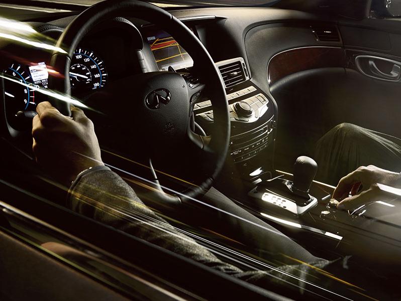 2016 INFINITI Q70 interior view of man driving